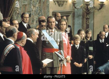 JUAN CARLOS I. REY DE ESPAÑA. ROMA 1938 -. PROCLAMACION CEREMONMIA DE COMO REY POR LAS CORTES, MOMENTO DE LA JURA EL 22 - 11 - 1975. Stockfoto