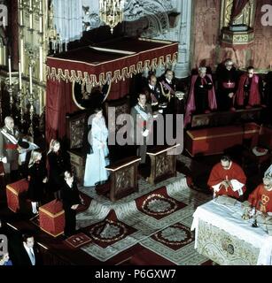 JUAN CARLOS I. REY DE ESPAÑA. ROMA 1938 -. CEREMONIA RELIGIOSA, TRAS EL ACTO DE LA CORONACION.. MADRID 1975. Stockfoto