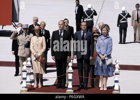 JUAN CARLOS I. REY DE ESPAÑA. ROMA 1938 -. VISITA OFICIAL A ESPAÑA DEL PRESIDENTE DE LA REPÚBLICA FRANCESA GISCARD D'ESTAING Y SU ESPOSA.. Rezeption EN EL AEROPUERTO DE LOS REYES DE ESPAÑA A. Stockfoto