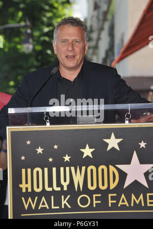 PETER FALK posthum geehrt MIT STERN AUF DEM WALK OF FAME in Los Angeles. An der Zeremonie Paul Reiser-Peter Falk Stern Paul Reiser-Peter Falk Stern 69 Veranstaltung in Hollywood Leben - Kalifornien, Red Carpet Event, USA, Filmindustrie, Prominente, Fotografie, Bestof, Kunst, Kultur und Unterhaltung, Topix prominente Mode, Besten, Hollywood Leben, Event in Hollywood Leben - Kalifornien, Film Stars, TV Stars, Musik, Promis, Topix, Bestof, Kunst, Kultur und Unterhaltung, Fotografie, Anfrage tsuni@Gamma-USA.com, Kredit Tsuni/USA, ausgezeichnet mit einem Stern auf dem Hollywood. Stockfoto