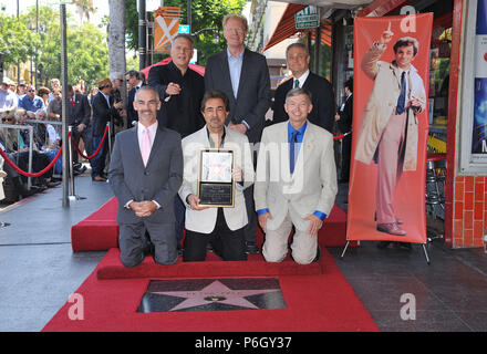 PETER FALK posthum geehrt MIT STERN AUF DEM WALK OF FAME in Los Angeles. An der Zeremonie Paul Reiser, Joe Mantegna, Ed Begley Jr, Peter Falk Stern Paul Reiser, Joe Mantegna, Ed Begley Jr, bei Peter Falk Stern 82 Veranstaltung in Hollywood Leben - Kalifornien, Red Carpet Event, USA, Filmindustrie, Prominente, Fotografie, Bestof, Kunst, Kultur und Unterhaltung, Topix prominente Mode, Besten, Hollywood Leben, Event in Hollywood Leben - Kalifornien, Film Stars, TV Stars, Musik, Promis, Topix, Bestof, Kunst, Kultur und Unterhaltung, Fotografie, Anfrage tsuni@Gamma-USA.co Stockfoto