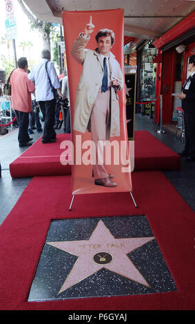 PETER FALK posthum geehrt MIT STERN AUF DEM WALK OF FAME in Los Angeles. Peter Falk Stern 79 Veranstaltung in Hollywood Leben - Kalifornien, Red Carpet Event, USA, Filmindustrie, Prominente, Fotografie, Bestof, Kunst, Kultur und Unterhaltung, Topix prominente Mode, Besten, Hollywood Leben, Event in Hollywood Leben - Kalifornien, Film Stars, TV Stars, Musik, Promis, Topix, Bestof, Kunst, Kultur und Unterhaltung, Fotografie, Anfrage tsuni@Gamma-USA.com, Kredit Tsuni/USA, ausgezeichnet mit einem Stern auf dem Hollywood Walk ofFame in Los Angeles, 2013 Stockfoto