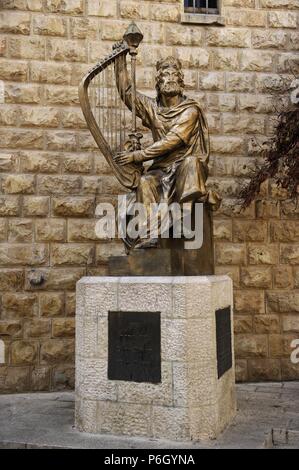 König David von Israel (ca. 1040-970 v. Chr.) die Harfe zu spielen. Die Statue befindet sich nahe dem Eingang zum Grab des König David. Berg Zion. Jerusalem. Israel. Stockfoto