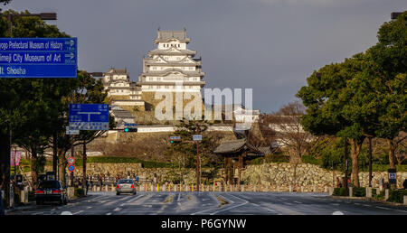 Himeji, Japan - Dec 27, 2015. Himeji Castle mit der Straße in den regnerischen Tag. Schloss Himeji, auch bekannt als Burg Weissreiher (Shirasagijo). Stockfoto