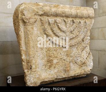 Stein-Stürze mit der Seven-Branched Menorah Synagoge von Eshtemoa verziert. Südliche Hebron Bergregion. 3.-4. Jahrhundert CER. Rockefeller archäologische Museum. Jerusalem. Israel. Stockfoto