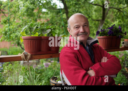 Männliche outdoor Street Portrait. Mitte der erwachsene Mann über grunge Wand und Fenster. Stockfoto