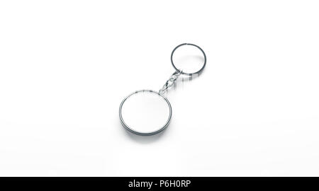 Blank aus Metall rund weiss Schlüsselanhänger mock up Seitenansicht, 3D-Rendering. Klar silber Runder Schlüsselanhänger design Mockup isoliert. Leere ebene Keyring souvenir Inhaber Vorlage. Stahl Kreis Schmuckstück label Stockfoto