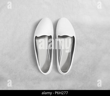 Weiß leer Frauen Schuhe mockup stehen isoliert, freistellungspfaden. Weibliche Ballett Schuhe design Mock up mit klaren Innensohle. Saubere lady Schuhe mit flachen slip Vorlage. Plain Tanz Mädchen Schuh anzeigen. Stockfoto