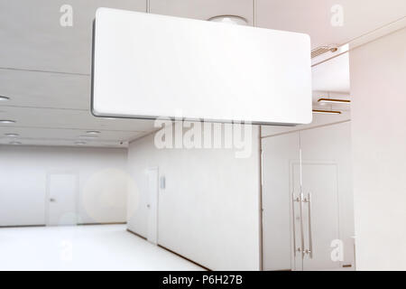 Leere weiße Leuchtkasten mockup Aufhängen an der Decke, 3D-Rendering. Navigtion Kunststoff beleuchtetes Zeichen mock up, oben montiert. Stockfoto