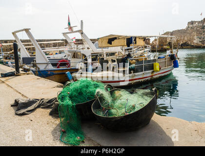 Boote und Fischernetze in Körbe im alten Hafen, Jbeil Byblos, Libanon Stockfoto