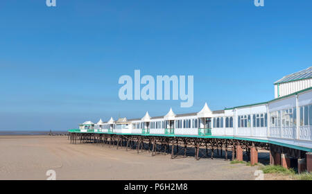 Das Deck der St Annes Pier, einem viktorianischen Pier in Lytham St Annes, Lancashire Stockfoto