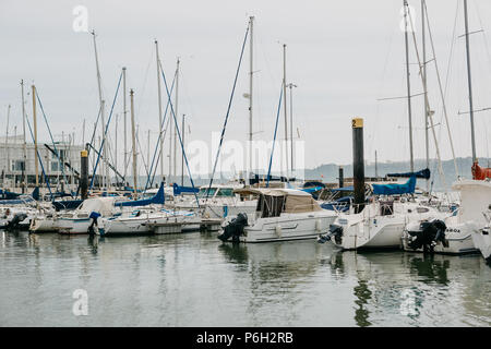 Portugal, Lissabon, 1. Mai 2018: Yacht Club in Belém in der Nähe der Waterfront. Viele Yachten im Hafen. Stockfoto