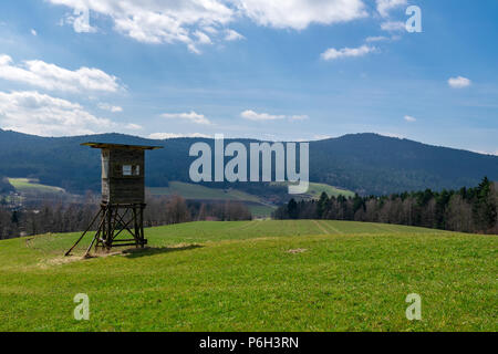 Hunter Sitz mit Wolken und Felder im Bayerischen Wald Stockfoto