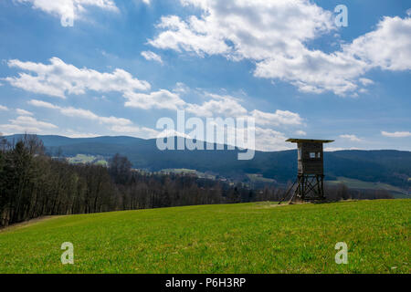 Hunter Sitz mit Wolken und Felder im Bayerischen Wald Stockfoto