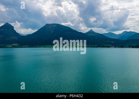 See namens Wolfgangsee in Österreich mit Bergen im Hintergrund und Wolken am Himmel Stockfoto