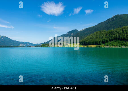 See namens Wolfgangsee in Österreich mit Bergen im Hintergrund und Wolken am Himmel Stockfoto