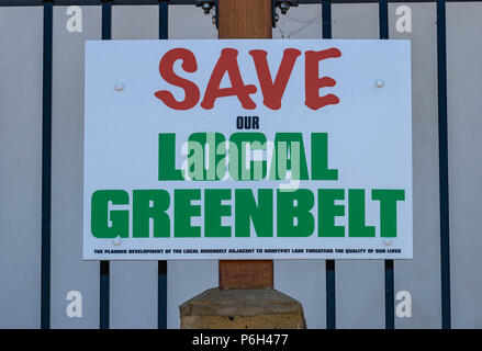 Protest Plakate gegen Greenbelt Entwicklung durch lokale Bewohner über den geplanten Bau von 250 Wohnungen auf einem greenbelt Website in Brentwood, Essex Stockfoto