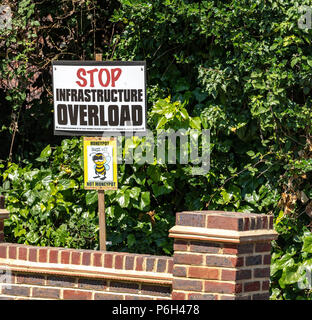 Protest Plakate gegen Greenbelt Entwicklung durch lokale Bewohner über den geplanten Bau von 250 Wohnungen auf einem greenbelt Website in Brentwood, Essex Stockfoto