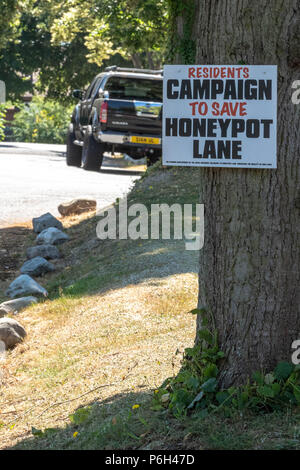 Protest Plakate gegen Greenbelt Entwicklung durch lokale Bewohner über den geplanten Bau von 250 Wohnungen auf einem greenbelt Website in Brentwood, Essex Stockfoto