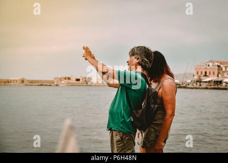 Chania, Griechenland - 14. Juni 2018: ein paar Unter selfies Foto am Rande des Meeres in einem antiken Teil der schönen Stadt Chania, redaktionelle phot Stockfoto