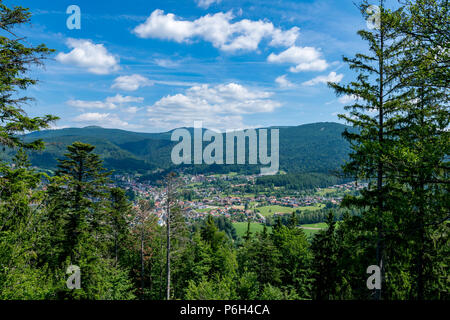 Blick von oben auf einem Berg mit Felsen und Steinen und viel Wolken am Himmel an einem sonnigen Tag im Bayerischen Wald Stockfoto