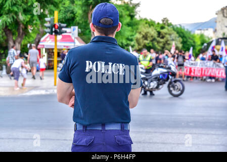 Chania, Griechenland - 14. Juni 2018: Griechenland Polizist arbeiten für die Sicherheit während der örtlichen Streikposten, Redaktion Foto. Stockfoto