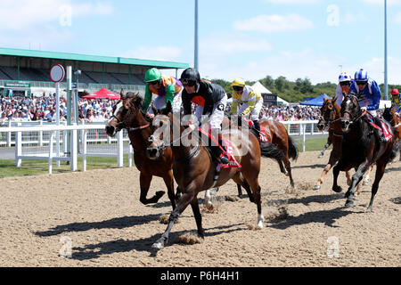 Solar Flair geritten von Tom Queally gewinnt der Betfred unterstützt, wenn Jack Berry Haus "Handicap während Stobart Rail & Civils Northumberland Platte Tag in Newcastle Racecourse. Stockfoto