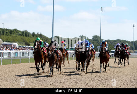 Solar Flair geritten von Tom Queally (Zweite links) gewinnt der Betfred unterstützt, wenn Jack Berry Haus "Handicap während Stobart Rail & Civils Northumberland Platte Tag in Newcastle Racecourse. Stockfoto