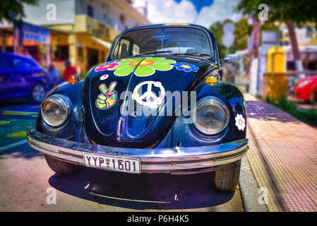 Matala, Griechenland - 14. Juni 2018: Volkswagen Käfer in Matala Dorf berühmt wurde in den 60er und 70er Jahre, wenn Jugendliche reisen die "Hippie trail" Stockfoto