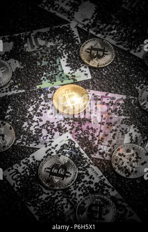 Crypto Währung Konzept - ein bitcoin mit Euro Geld Stockfoto
