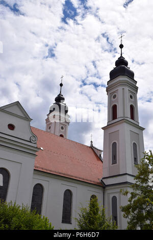 IRSEE, BY, Deutschland - 26. JUNI 2018: Kloster Irsee mit den zwei Türmen, Reichsabtei Irsee vor Wolkenhimmel im Juni Stockfoto