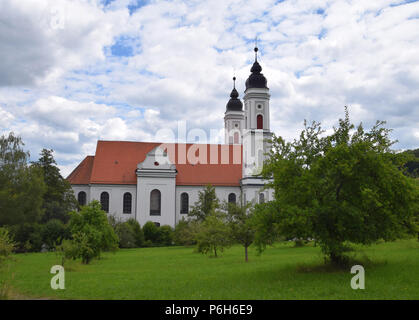 IRSEE, BY, Deutschland - Juni 26, 2018: Seitenansicht der Klosterkirche irsee in Bayern, Reichsabtei Irsee vor Wolkenhimmel im Juni Stockfoto