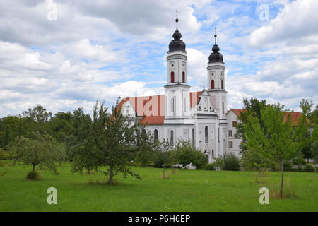 IRSEE, BY, Deutschland - 26. JUNI 2018: Blick durch den Obstgarten zu dem Kloster Irsee, Reichsabtei Irsee vor Wolkenhimmel im Juni Stockfoto