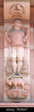 Die astrologischen Zeichen Steinbock, Relief auf Hausfassade in Aschaffenburg, Deutschland Stockfoto