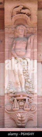 Die astrologischen Zeichen Waage, Relief auf Hausfassade in Aschaffenburg, Deutschland Stockfoto