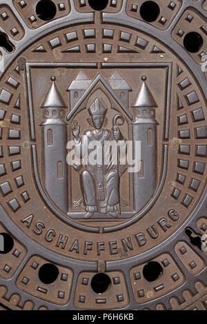 Wappen von Aschaffenburg auf dem Kanaldeckel in Aschaffenburg, Deutschland Stockfoto