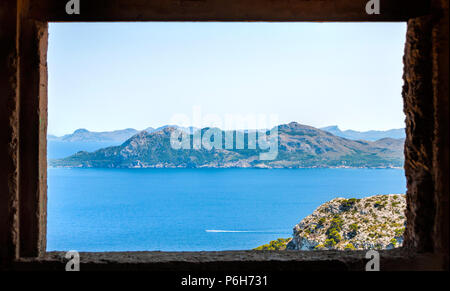 Malerischer Blick von oben auf dem Berg am Cap de Formentor, Spanien, beliebtes Urlaubsziel in Europa. Stockfoto