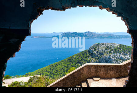 Spektakuläre Aussicht von verlassenen Haus oben auf dem Berg am Cap de Formentor, Mallorca Nord, Spanien Stockfoto