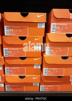 Villefontaine, Frankreich - 29. Juni 2018: Orange Nike Schuhe Boxen auf einem Regal in Nike Outlet Store gestapelt im Village Outlet Shopping Komplex in IsÃ¨re Stockfoto