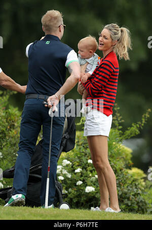 England's Ronan Keating Chats mit Frau Sturm und Sohn Cooper während der Berühmtheit Cup Golf Charity Turnier im Celtic Manor Resort in Newport. Stockfoto