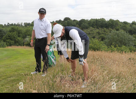 England's Mike Tindall (links) als Irlands Brian McFadden, die Lüge seiner Kugel während der Berühmtheit Cup Golf Charity Turnier im Celtic Manor Resort in Newport. Stockfoto