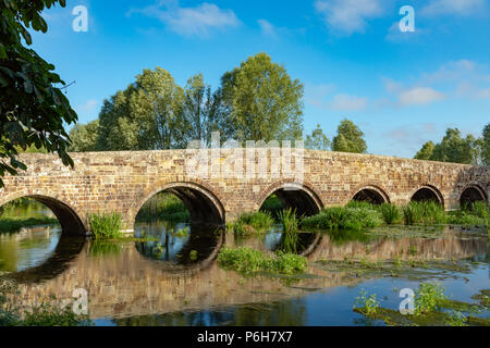 Spetisbury Dorset England Juni 30, 2018 Alte Steinbrücke über den Fluss Stour Stockfoto