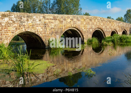 Spetisbury Dorset England Juni 30, 2018 Alte Steinbrücke über den Fluss Stour Stockfoto