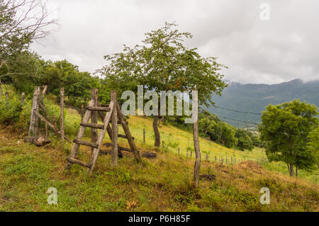 Doppel holzleiter als einen Übergang über einen Zaun um den Park von Nebrodi nördlich von Sizilien mit Stockfoto