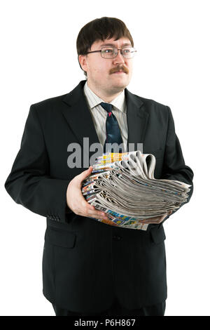 Mann hält eine der Zeitungen, die auf einem weißen Hintergrund isoliert Stapel Stockfoto