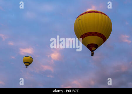 Zwei gelben Heißluft-Ballons in den Morgenhimmel Stockfoto