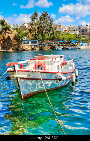 Boot auf See Voulismeni in Agios Nikolaos, Kreta, Griechenland Stockfoto