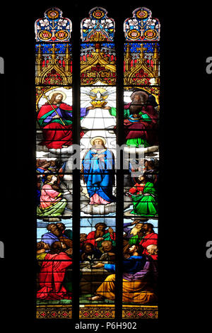 Krönung der Jungfrau Maria, Glasfenster in der Kathedrale von Zagreb zu Maria Himmelfahrt geweiht Stockfoto