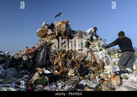 Picker Art durch einen Wall aus Kunststoff im Robinson Deep Deponie in kommerziellen der Südafrikanischen Hauptstadt Johannesburg Stockfoto