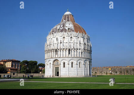 Taufbecken von St. John, Kathedrale St. Maria Himmelfahrt in der Piazza dei Miracoli in Pisa, Italien. Weltkulturerbe der UNESCO Stockfoto